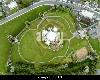 Vue aérienne de dessus en plan du sol du château Trim, le château anglo-normand le plus monumental en Irlande avec donjon carré, tours semi-circulaires projetant fr Banque D'Images
