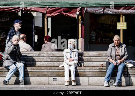 200413 -- PÉKIN, le 13 avril 2020 -- les gens se reposent sur un banc avec distanciation sociale à Berlin, capitale de l'Allemagne, le 11 avril 2020. Photo de /Xinhua XINHUA PHOTOS DU JOUR BinhxTruong PUBLICATIONxNOTxINxCHN Banque D'Images