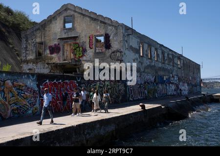 Almada, Portugal. 27 août 2023. Les gens vus marchant dans la zone du vieux port de la ville d'Almada. Situé sur la rive sud du fleuve Tejo, Almada est le meilleur point de vue sur la ville de Lisbonne, avec le château, l'ascenseur panoramique de Boca do Vento et la statue du Christ Roi construite en 1959, ils sont utilisés comme points d'observation. (Image de crédit : © Jorge Castellanos/SOPA Images via ZUMA Press Wire) USAGE ÉDITORIAL SEULEMENT! Non destiné à UN USAGE commercial ! Banque D'Images