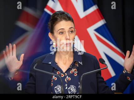 200413 -- WELLINGTON, le 13 avril 2020 -- la première ministre de la Nouvelle-Zélande, Jacinda Ardern, prend la parole lors d'une conférence de presse à Wellington, en Nouvelle-Zélande, le 13 avril 2020. Une cinquième personne est décédée du COVID-19 en Nouvelle-Zélande, a déclaré lundi le ministère de la Santé. La Nouvelle-Zélande a signalé lundi 15 nouveaux cas confirmés et quatre nouveaux cas probables de COVID-19, portant le nombre total d’infections confirmées et probables à 1 349 dans le pays. /NZME/Pool via Xinhua NEW ZEALAND-WELLINGTON-COVID-19-PRESS CONFERENCE MarkxMitchell PUBLICATIONxNOTxINxCHN Banque D'Images