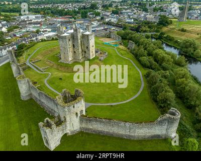Vue aérienne du château de Trim lieu de tournage populaire pour les films médiévaux Norman Keep avec des murs d'enceinte sur la rivière Boyne dans le comté de Meath Irlande Banque D'Images