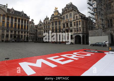 200413 -- BRUXELLES, le 13 avril 2020 -- Une affiche prônant le courage et la solidarité dans la lutte contre le COVID-19 est présentée sur la Grand-place de Bruxelles, en Belgique, le 13 avril 2020. Le nombre de cas confirmés de COVID-19 en Belgique est passé de 29 647 à 30 589 lundi matin avec 3 903 décès, selon les derniers chiffres des autorités sanitaires belges. BELGIUM-BRUXELLES-CORONAVIRUS-SUPPORT-POSTER ZhengxHuansong PUBLICATIONxNOTxINxCHN Banque D'Images