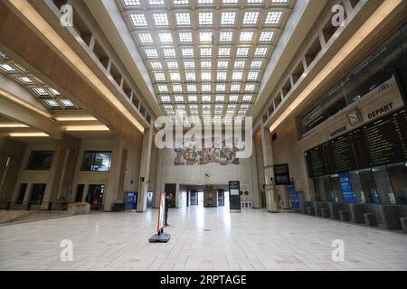 200413 -- BRUXELLES, le 13 avril 2020 -- la gare centrale est vue vide à Bruxelles, Belgique, le 13 avril 2020. Le nombre de cas confirmés de COVID-19 en Belgique est passé de 29 647 à 30 589 lundi matin avec 3 903 décès, selon les derniers chiffres des autorités sanitaires belges. BELGIQUE-BRUXELLES-CORONAVIRUS ZhengxHuansong PUBLICATIONxNOTxINxCHN Banque D'Images