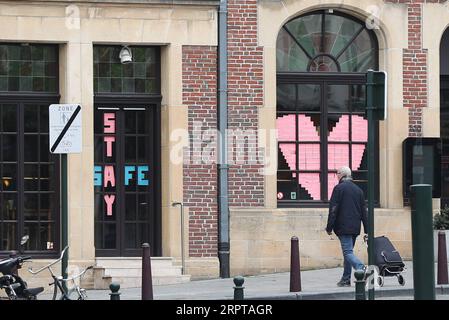 200413 -- BRUXELLES, le 13 avril 2020 -- Un homme marche vers un hôtel avec un panneau Stay Safe à Bruxelles, Belgique, le 13 avril 2020. Le nombre de cas confirmés de COVID-19 en Belgique est passé de 29 647 à 30 589 lundi matin avec 3 903 décès, selon les derniers chiffres des autorités sanitaires belges. BELGIQUE-BRUXELLES-CORONAVIRUS ZhengxHuansong PUBLICATIONxNOTxINxCHN Banque D'Images