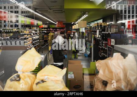 200413 -- BRUXELLES, le 13 avril 2020 -- Un client magasine dans un supermarché à Bruxelles, Belgique, le 13 avril 2020. Le nombre de cas confirmés de COVID-19 en Belgique est passé de 29 647 à 30 589 lundi matin avec 3 903 décès, selon les derniers chiffres des autorités sanitaires belges. BELGIQUE-BRUXELLES-CORONAVIRUS ZhengxHuansong PUBLICATIONxNOTxINxCHN Banque D'Images