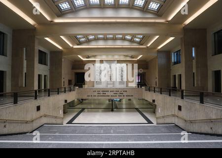 200413 -- BRUXELLES, le 13 avril 2020 -- la gare centrale est vue vide à Bruxelles, Belgique, le 13 avril 2020. Le nombre de cas confirmés de COVID-19 en Belgique est passé de 29 647 à 30 589 lundi matin avec 3 903 décès, selon les derniers chiffres des autorités sanitaires belges. BELGIQUE-BRUXELLES-CORONAVIRUS ZhengxHuansong PUBLICATIONxNOTxINxCHN Banque D'Images