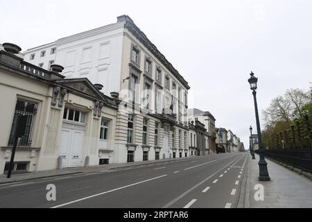 200413 -- BRUXELLES, le 13 avril 2020 -- une rue vide est vue à Bruxelles, Belgique, le 13 avril 2020. Le nombre de cas confirmés de COVID-19 en Belgique est passé de 29 647 à 30 589 lundi matin avec 3 903 décès, selon les derniers chiffres des autorités sanitaires belges. BELGIQUE-BRUXELLES-CORONAVIRUS ZhengxHuansong PUBLICATIONxNOTxINxCHN Banque D'Images