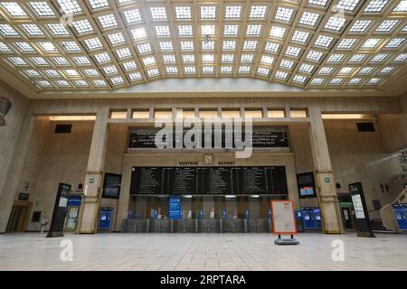 200413 -- BRUXELLES, le 13 avril 2020 -- la gare centrale est vue vide à Bruxelles, Belgique, le 13 avril 2020. Le nombre de cas confirmés de COVID-19 en Belgique est passé de 29 647 à 30 589 lundi matin avec 3 903 décès, selon les derniers chiffres des autorités sanitaires belges. BELGIQUE-BRUXELLES-CORONAVIRUS ZhengxHuansong PUBLICATIONxNOTxINxCHN Banque D'Images