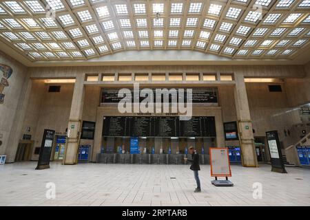 200413 -- BRUXELLES, le 13 avril 2020 -- Un homme est vu dans la gare centrale vide de Bruxelles, Belgique, le 13 avril 2020. Le nombre de cas confirmés de COVID-19 en Belgique est passé de 29 647 à 30 589 lundi matin avec 3 903 décès, selon les derniers chiffres des autorités sanitaires belges. BELGIQUE-BRUXELLES-CORONAVIRUS ZhengxHuansong PUBLICATIONxNOTxINxCHN Banque D'Images