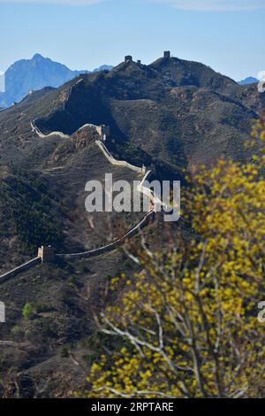 200413 -- PÉKIN, le 13 avril 2020 -- une photo prise le 13 avril 2020 montre des paysages printaniers de la section Simatai de la Grande Muraille à Pékin, en Chine. CHINE-PÉKIN-GRAND MUR-RESSORT PAYSAGE CN CHENXZHONGHAO PUBLICATIONXNOTXINXCHN Banque D'Images