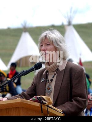 Photographie, tirée de la couverture de la visite du secrétaire Gale Norton au monument national du champ de bataille de Little Bighorn dans le Montana pour les cérémonies d'inauguration du nouveau mémorial indien, sélectionnée pour la préparation de la vidéo du ministère de l'intérieur sur le mandat de Norton Banque D'Images