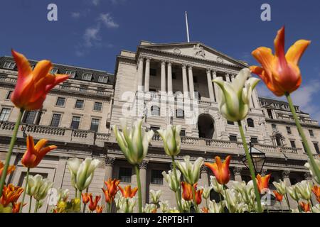 200413 -- LONDRES, le 13 avril 2020 Xinhua -- une photo prise le 13 avril 2020 montre une vue générale de la Banque d'Angleterre à Londres, en Grande-Bretagne. Le PIB du produit intérieur brut de la Grande-Bretagne pourrait chuter de 25 à 30 pour cent au deuxième trimestre dans le contexte de la pandémie de COVID-19, a déclaré le chancelier britannique de l Échiquier Rishi Sunak au cours du week-end, selon les médias locaux. Photo de Tim Ireland/Xinhua BRITAIN-LONDON-COVID-19-ECONOMY PUBLICATIONxNOTxINxCHN Banque D'Images