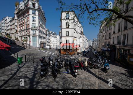 200414 -- PARIS, le 14 avril 2020 Xinhua -- une rue presque vide est vue près de Montmartre à Paris, France, le 13 avril 2020. La France resterait sous confinement national jusqu’au 11 mai pour endiguer la propagation du COVID-19 et réduire son impact sur les institutions de santé nationales, a déclaré lundi soir le président Emmanuel Macron. Photo Aurelien Morissard/Xinhua FRANCE-PARIS-COVID-19 PUBLICATIONxNOTxINxCHN Banque D'Images