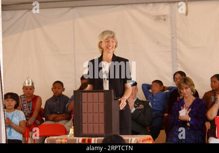 La secrétaire Gale Norton prend la parole lors des cérémonies d'inauguration à la toute nouvelle école communautaire Baca/DLO'ay azhi à Prewitt, au Nouveau-Mexique, école gérée par le Bureau des affaires indiennes et desservant les communautés Prewitt et Thoreau dans la réserve de la nation Navajo Banque D'Images