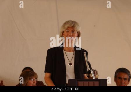 La secrétaire Gale Norton prend la parole lors des cérémonies d'inauguration à la toute nouvelle école communautaire Baca/DLO'ay azhi à Prewitt, au Nouveau-Mexique, école gérée par le Bureau des affaires indiennes et desservant les communautés Prewitt et Thoreau dans la réserve de la nation Navajo Banque D'Images