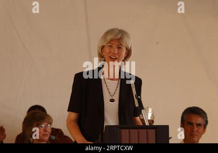 La secrétaire Gale Norton prend la parole lors des cérémonies d'inauguration à la toute nouvelle école communautaire Baca/DLO'ay azhi à Prewitt, au Nouveau-Mexique, école gérée par le Bureau des affaires indiennes et desservant les communautés Prewitt et Thoreau dans la réserve de la nation Navajo Banque D'Images