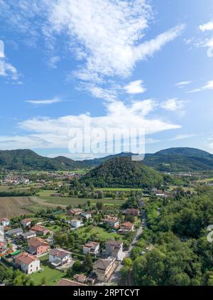 Vue aérienne du village rural méditerranéen de Montemerlo, Cervarese santa Croce, dans le nord de l'Italie parmi les collines Colli Euganei dans le paysage vert pittoresque d'été Banque D'Images