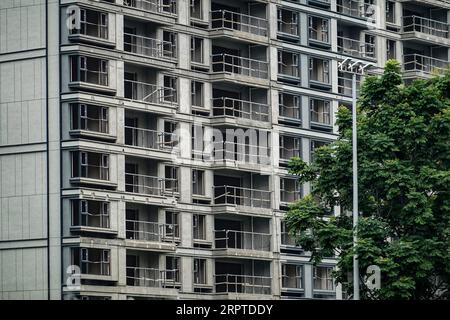 Vue du bâtiment résidentiel en construction. Les marchés des maisons neuves et des maisons d'occasion ont connu une activité croissante au cours du week-end après que les quatre villes de premier rang, à savoir Beijing, Shanghai, Guangzhou et Shenzhen, politiques assouplies sur les achats de propriétés résidentielles. selon les nouvelles politiques, les ménages dans les villes avec des dossiers hypothécaires mais pas de propriété locale seront traités comme acheteurs d'une première maison, éligibles à des acomptes favorables et des taux hypothécaires inférieurs. (Photo Sheldon Cooper/SOPA Images/Sipa USA) Banque D'Images