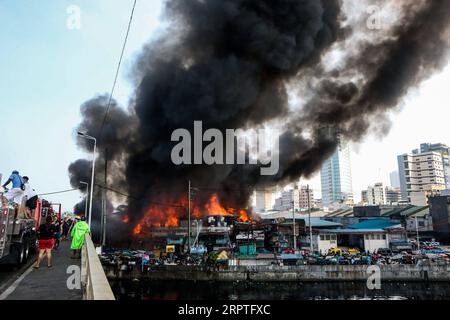 200415 -- MANILLE, le 15 avril 2020 -- de la fumée s'échappe d'un incendie qui a englouti un bidonville à Manille, aux Philippines, le 15 avril 2020. Plus d'une centaine de familles ont été déplacées dans l'incendie, selon le bureau de gestion des catastrophes de Manille mercredi. PHILIPPINES-MANILLE-BIDONVILLE-FEU ROUELLExUMALI PUBLICATIONxNOTxINxCHN Banque D'Images