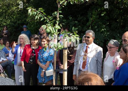 Feltham Londres, Royaume-Uni. 5 septembre 2023. Pour ce qui aurait été le 76e anniversaire de Freddie, un cerisier sakura commémoratif a été planté sur Feltham Green. L'arbre et la plaque ont été dévoilés par la sœur de Freddie, Kashmira Bulsara, et le maire de Hounslow, Raghwinder Siddhu. Crédit : Julia Gavin/Alamy Live News Banque D'Images