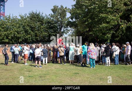 Feltham Londres, Royaume-Uni. 5 septembre 2023. Pour ce qui aurait été le 76e anniversaire de Freddie, un cerisier sakura commémoratif a été planté sur Feltham Green. L'arbre et la plaque ont été dévoilés par la sœur de Freddie, Kashmira Bulsara, et le maire de Hounslow, Raghwinder Siddhu. Crédit : Julia Gavin/Alamy Live News Banque D'Images