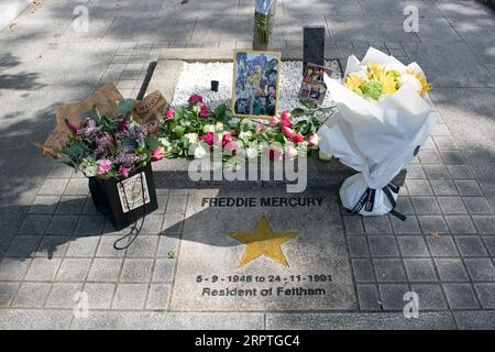 Feltham Londres, Royaume-Uni. 5 septembre 2023. Pour ce qui aurait été le 76e anniversaire de Freddie, un cerisier sakura commémoratif a été planté sur Feltham Green. L'arbre et la plaque ont été dévoilés par la sœur de Freddie, Kashmira Bulsara, et le maire de Hounslow, Raghwinder Siddhu. Crédit : Julia Gavin/Alamy Live News Banque D'Images