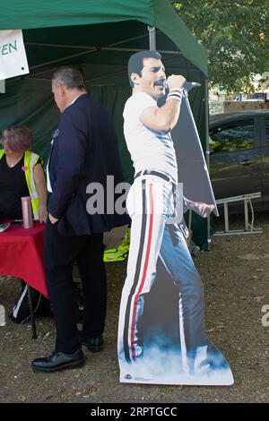 Feltham Londres, Royaume-Uni. 5 septembre 2023. Pour ce qui aurait été le 76e anniversaire de Freddie, un cerisier sakura commémoratif a été planté sur Feltham Green. L'arbre et la plaque ont été dévoilés par la sœur de Freddie, Kashmira Bulsara, et le maire de Hounslow, Raghwinder Siddhu. Crédit : Julia Gavin/Alamy Live News Banque D'Images