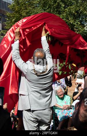 Feltham Londres, Royaume-Uni. 5 septembre 2023. Pour ce qui aurait été le 76e anniversaire de Freddie, un cerisier sakura commémoratif a été planté sur Feltham Green. L'arbre et la plaque ont été dévoilés par la sœur de Freddie, Kashmira Bulsara, et le maire de Hounslow, Raghwinder Siddhu. Crédit : Julia Gavin/Alamy Live News Banque D'Images