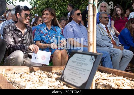 Feltham Londres, Royaume-Uni. 5 septembre 2023. Pour ce qui aurait été le 76e anniversaire de Freddie, un cerisier sakura commémoratif a été planté sur Feltham Green. L'arbre et la plaque ont été dévoilés par la sœur de Freddie, Kashmira Bulsara, et le maire de Hounslow, Raghwinder Siddhu. Crédit : Julia Gavin/Alamy Live News Banque D'Images