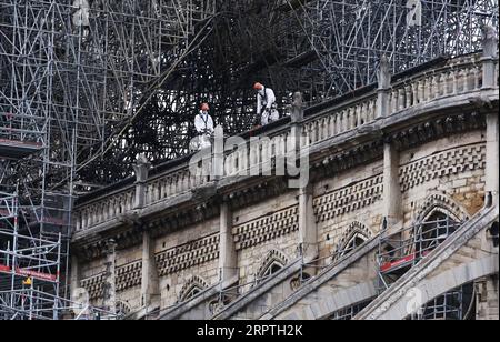 200415 -- PARIS, le 15 avril 2020 -- une photo prise le 24 avril 2019 montre des ouvriers au sommet de la cathédrale notre-Dame brûlée à Paris, capitale de la France. La cathédrale du centre de Paris a pris feu le 15 avril dernier. FRANCE-PARIS-NOTRE DAME-FEU-UN AN ANNIVERSAIRE GAOXJING PUBLICATIONXNOTXINXCHN Banque D'Images