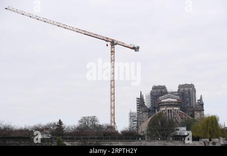 200415 -- PARIS, le 15 avril 2020 -- les travaux de restauration de la cathédrale notre-Dame sont au point mort pendant la période de confinement causée par l'épidémie de COVID-19, à Paris, France, le 15 avril 2020. La cathédrale du centre de Paris a pris feu le 15 avril dernier. FRANCE-PARIS-NOTRE DAME-FEU-UN AN ANNIVERSAIRE GAOXJING PUBLICATIONXNOTXINXCHN Banque D'Images