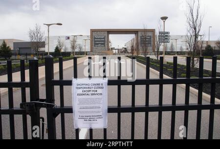 200415 -- NIAGARA FALLS, le 15 avril 2020 -- la collection Closed Outlet Collection du centre commercial Niagara est vue à Niagara-on-the-Lake, Ontario, Canada, le 15 avril 2020. Le premier ministre canadien Justin Trudeau a annoncé mercredi l’élargissement des règles d’admissibilité à la prestation canadienne d’intervention d’urgence afin que les travailleurs saisonniers et à temps partiel puissent réclamer la CERS. Mercredi après-midi, il y avait 28 206 cas confirmés de COVID-19 et 1 007 décès à travers le pays. Photo de /Xinhua CANADA-ONTARIO-NIAGARA FALLS-COVID-19-ECONOMY ZouxZheng PUBLICATIONxNOTxINxCHN Banque D'Images