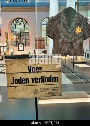 Amsterdam, pays-Bas. 6 août 2023. Symboles de la persécution des Juifs pendant la Seconde Guerre mondiale au Musée historique juif. Haute qualité Banque D'Images