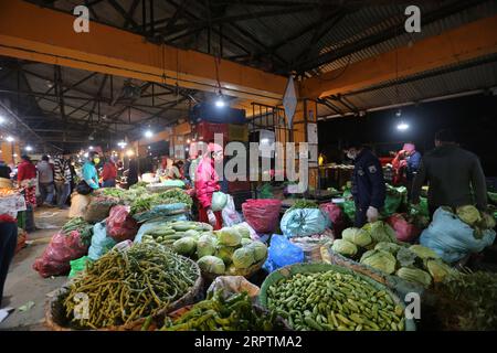 200416 -- KATMANDOU, le 16 avril 2020 -- visite du marché aux légumes Kalimati à Katmandou, au Népal, le 16 avril 2020. Le marché ouvre de 2 à 5 heures du matin pendant le confinement en raison de l’épidémie de COVID-19 à Katmandou. NÉPAL-KATMANDOU-COVID-19 ZhouxShengping PUBLICATIONxNOTxINxCHN Banque D'Images