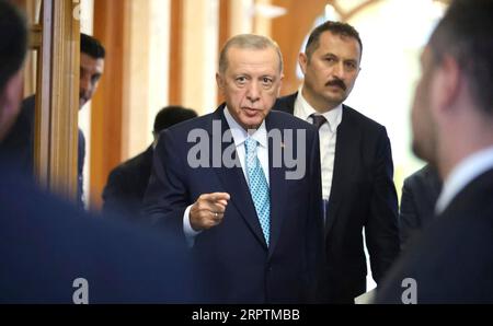 Sotchi, Russie. 04 septembre 2023. Le président turc Recep Tayyip Erdogan, au centre, se rend à la réunion bilatérale avec le président russe Vladimir Poutine à la station thermale de Rus de la mer Noire, le 4 septembre 2023 à Sotchi, en Russie. Crédit : Mikhail Klimentyev/Kremlin Pool/Alamy Live News Banque D'Images