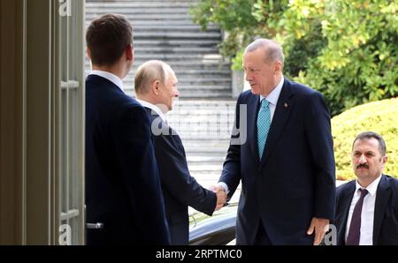 Sotchi, Russie. 04 septembre 2023. Le président russe Vladimir Poutine, à gauche, accueille le président turc Recep Tayyip Erdogan, au centre, à son arrivée à la station thermale de Rus de la mer Noire, le 4 septembre 2023 à Sotchi, en Russie. Crédit : Mikhail Klimentyev/Kremlin Pool/Alamy Live News Banque D'Images