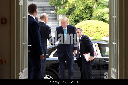 Sotchi, Russie. 04 septembre 2023. Le président russe Vladimir Poutine, à gauche, accueille le président turc Recep Tayyip Erdogan, au centre, à son arrivée à la station thermale de Rus de la mer Noire, le 4 septembre 2023 à Sotchi, en Russie. Crédit : Mikhail Klimentyev/Kremlin Pool/Alamy Live News Banque D'Images