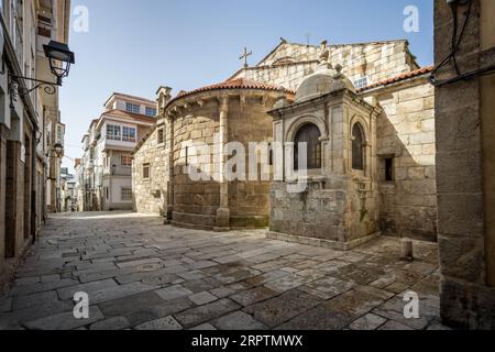 Vue arrière de la Collégiale Santa María del Campo dans le quartier médiéval de la Corogne, Galice, Espagne le 22 août 2023 Banque D'Images