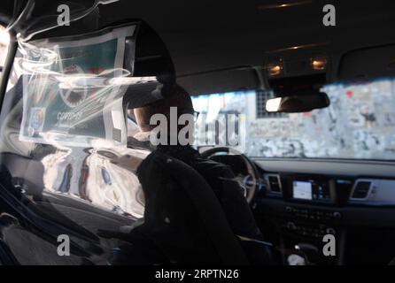 200417 -- ROME, le 17 avril 2020 Xinhua -- une barrière de protection en plastique et une certification sanitaire sont observées dans un taxi à Rome, Italie, le 16 avril 2020. La pandémie de coronavirus a coûté la vie à 22 170 personnes en Italie verrouillée, ce qui porte le nombre total de cas, y compris les décès et les récupérations, à 168 941, selon les dernières données publiées jeudi par le Département de la protection civile du pays. Photo Alberto Lingria/Xinhua ITALY-ROME-COVID-19 PUBLICATIONxNOTxINxCHN Banque D'Images