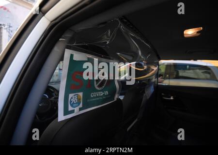 200417 -- ROME, le 17 avril 2020 Xinhua -- une barrière de protection en plastique et une certification sanitaire sont observées dans un taxi à Rome, Italie, le 16 avril 2020. La pandémie de coronavirus a coûté la vie à 22 170 personnes en Italie verrouillée, ce qui porte le nombre total de cas, y compris les décès et les récupérations, à 168 941, selon les dernières données publiées jeudi par le Département de la protection civile du pays. Photo Alberto Lingria/Xinhua ITALY-ROME-COVID-19 PUBLICATIONxNOTxINxCHN Banque D'Images