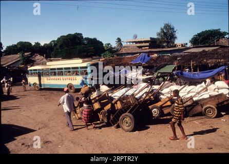 Scène de rue à la gare routière de Malindi, Kenya Banque D'Images