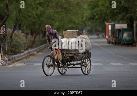 200417 -- NEW DELHI, le 17 avril 2020 -- Un ragpicker conduit son pousse-pousse sur une route vide pendant le confinement dû au COVID-19, à New Delhi, en Inde, le 17 avril 2020. Vendredi soir, le ministère fédéral de la Santé de l Inde a déclaré que le nombre de décès dus au COVID-19 en Inde était passé à 452 et que le nombre total de cas confirmés dans le pays atteignait 13 835. INDE-NEW DELHI-COVID-19 JavedxDar PUBLICATIONxNOTxINxCHN Banque D'Images