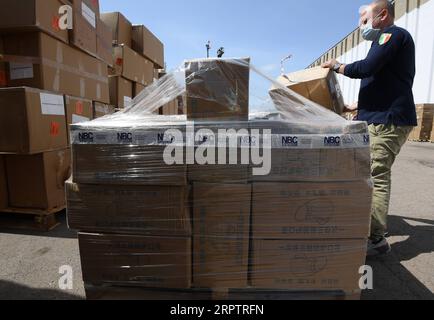 200417 -- ROME, le 17 avril 2020 Xinhua -- Un pompier à la retraite transfère une boîte de fournitures médicales devant un entrepôt près de l'aéroport de Fiumicino à Rome, Italie, le 17 avril 2020. La pandémie de COVID-19 a coûté la vie à 22 745 personnes en Italie verrouillée, ce qui porte le nombre total de cas, y compris les décès et les récupérations, à 172 434, selon les dernières données publiées vendredi par le Département de la protection civile du pays. Photo Alberto Lingria/Xinhua ITALIE-ROME-COVID-19-FOURNITURES MÉDICALES PUBLICATIONxNOTxINxCHN Banque D'Images