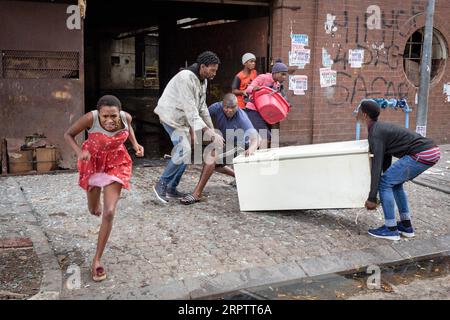 200418 -- BEIJING, le 18 avril 2020 -- des gens sont sortis d'un immeuble en raison d'un incendie à Johannesburg, en Afrique du Sud, le 16 avril 2020. Photo de /Xinhua XINHUA PHOTOS DU JOUR Yeshiel PUBLICATIONxNOTxINxCHN Banque D'Images