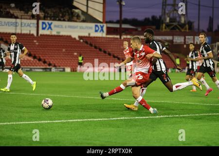 Barnsley, Royaume-Uni. 05 septembre 2023. Owen Dodgson #29 de Barnsley tire au but lors du match du trophée EFL Barnsley vs Grimsby Town à Oakwell, Barnsley, Royaume-Uni, le 5 septembre 2023 (photo de Mark Cosgrove/News Images) à Barnsley, Royaume-Uni le 9/5/2023. (Photo de Mark Cosgrove/News Images/Sipa USA) crédit : SIPA USA/Alamy Live News Banque D'Images