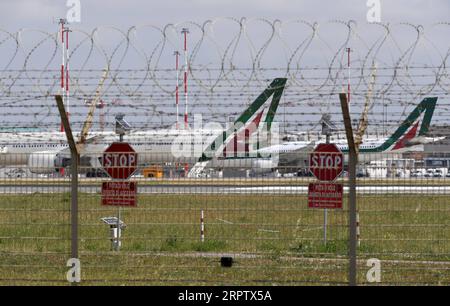 200418 -- ROME, le 18 avril 2020 Xinhua -- photo prise le 18 avril 2020 montre des avions à l'aéroport de Fiumicino à Rome, en Italie. 482 autres personnes étaient mortes du COVID-19 au cours des dernières 24 heures en Italie, portant le nombre de morts du pays à 23 227, selon les données officielles de samedi. Xinhua ITALIE-COVID-19-CAS PUBLICATIONxNOTxINxCHN Banque D'Images