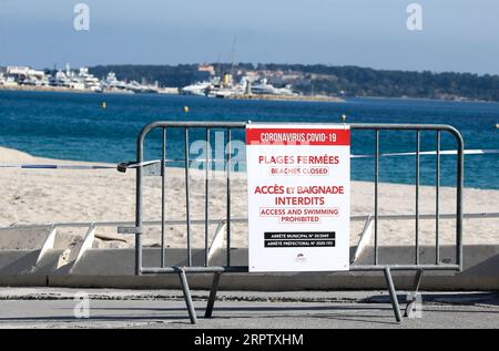 200419 -- PARIS, le 19 avril 2020 Xinhua -- Une plage est fermée au public à Cannes, France, le 18 avril 2020. Le Festival de Cannes ne se déroulera pas cette année sous sa forme originale en raison de la pandémie COVID-19. Le festival du film, l'un des plus grands au monde, devait initialement avoir lieu du 12 au 23 mai. Photo de Serge Haouzi/Xinhua FRANCE-CANNES-COVID-19-FILM FESTIVAL PUBLICATIONxNOTxINxCHN Banque D'Images