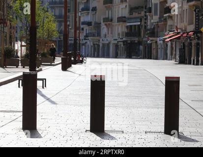 200419 -- PARIS, le 19 avril 2020 Xinhua -- une photo prise le 18 avril 2020 montre une rue vide à Cannes, en France. Le Festival de Cannes ne se déroulera pas cette année sous sa forme originale en raison de la pandémie COVID-19. Le festival du film, l'un des plus grands au monde, devait initialement avoir lieu du 12 au 23 mai. Photo de Serge Haouzi/Xinhua FRANCE-CANNES-COVID-19-FILM FESTIVAL PUBLICATIONxNOTxINxCHN Banque D'Images