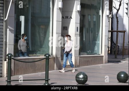 200419 -- PARIS, le 19 avril 2020 Xinhua -- Une femme passe devant une boutique fermée à Cannes, France, le 18 avril 2020. Le Festival de Cannes ne se déroulera pas cette année sous sa forme originale en raison de la pandémie COVID-19. Le festival du film, l'un des plus grands au monde, devait initialement avoir lieu du 12 au 23 mai. Photo de Serge Haouzi/Xinhua FRANCE-CANNES-COVID-19-FILM FESTIVAL PUBLICATIONxNOTxINxCHN Banque D'Images