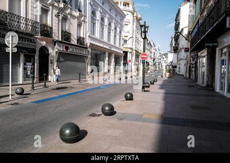 200419 -- PARIS, le 19 avril 2020 Xinhua -- une photo prise le 18 avril 2020 montre une rue vide à Cannes, en France. Le Festival de Cannes ne se déroulera pas cette année sous sa forme originale en raison de la pandémie COVID-19. Le festival du film, l'un des plus grands au monde, devait initialement avoir lieu du 12 au 23 mai. Photo de Serge Haouzi/Xinhua FRANCE-CANNES-COVID-19-FILM FESTIVAL PUBLICATIONxNOTxINxCHN Banque D'Images